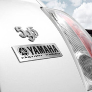 アバルト 595 の ヤマハ・ファクトリー・レーシング・エディション