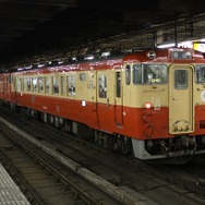 キハ40系は朱色1色の塗装（奥）でデビューしたが、JR東日本の烏山線では、キハ40系が登場する前の一般形気動車で採用されていた、クリームと赤の2色塗装（手前）に変更した車両も運行されている。