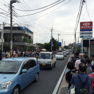 JR牛浜駅が最寄となるが、駅から基地ゲートまでは激しい混雑。隣接する他の駅の利用も呼びかけている。