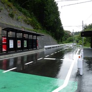 気仙沼BRTの専用道内にある蔵内駅。10月5日から一般道に移設される。