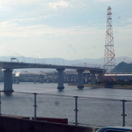 広島空港から広島市内へバスで移動するさい、山陽道の事故渋滞で呉を経由する海側迂回路からマツダ宇品工場が見えた（9月19日）