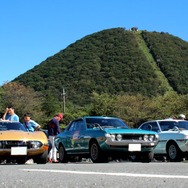 榛名山のふもとに集結したクラシックカーたち。左からトヨタ2000GT、初代セリカ2台。