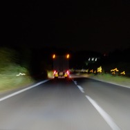 夜の国道1号線にて。インテリジェントライティングシステムが先行車を除けて照射しているのがわかる。