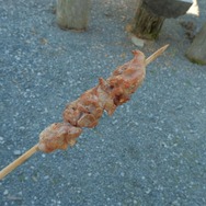 峠の茶屋・東山本店の地鶏串焼き。赤味の強いもも肉は野性的な風味で絶品だった。