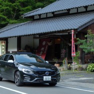 五家荘の民宿・佐倉荘にて記念撮影。昔ながらの建物があちこちに残る。
