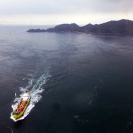 しまなみ海道の来島海峡大橋をレンタサイクルで走る。世界的にも珍しい順中逆西航法で知られる来島海峡を行く船を見下ろしながら