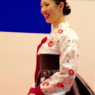 韓国ブースではチマチョゴリを着た女性がブースをPR