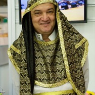 エジプトの民族衣装を身にまとった男性