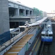 新潟駅では現在、在来線ホームを高架化する工事が進められている。