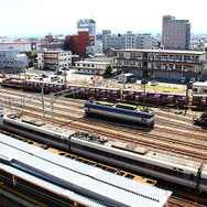 高岡駅へ進入する貨物列車