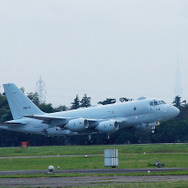 下総航空基地を離陸するP-1。後方には東京スカイツリーも見える。