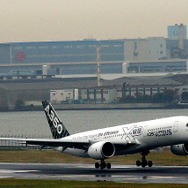 【A350 XWB／デモフライト】　11月20日、関係者を対象とした体験フライトを終えて羽田空港A滑走路（34L）の着陸したエアバスA350XWB。