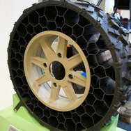 タイヤはパンクしない構造となっている。