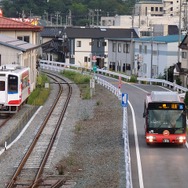 大船渡線BRT（右）。一部の区間ではバス専用道を走る。