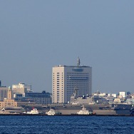 横浜大桟橋のA-Bバース（山下側岸壁）を占有して停泊する「いずも」。