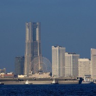 「いずも」の全長は248m、背後に見える横浜ランドマークタワーの高さは296.33m。