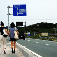 島をゆっくりと歩く女子二人の姿も多く見られる