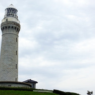 10月24日に夜間特別公開が行われる角島灯台（山口県下関市豊北町）。らせん階段を伝って灯塔項部までのぼることができる