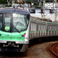 東京メトロが所有する千代田線用の16000系。小田急線とJR常磐線の乗り入れに対応している。