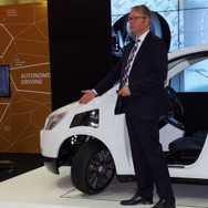 プレスカンファレンスでAUV（Advanced Urban Vehicle）を説明するZFのCEOステファン・ゾンマー博士