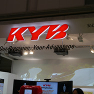 今年10月から社名が従来のカヤバからKYBに変更された。