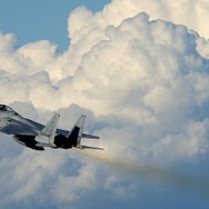 雲の中に去っていくF-15。