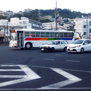 上間交差点を行く琉球バス。その先の丘は識名園