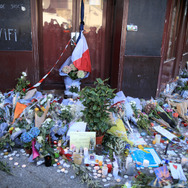 11月13日夜（日本時間14日早朝）にパリ中心部のコンサートホールやサッカー場など6か所を標的とした同時多発テロ事件が発生した