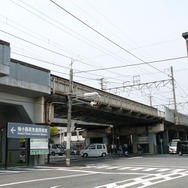 博物館の近くを通り抜ける嵯峨野線の高架橋。2019年には新駅が設けられる予定だ。