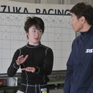SRS-Fスカラシップを獲得した阪口晴南。右は元フォーミュラ・ニッポンドライバーで講師の金石勝智氏