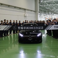 メルセデスベンツ日本の新車整備センター、累計100万台目を飾るAMG C63S EDITION 1が職員たちが並ぶ間を通って登場。