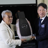 記念すべき１台の納車を記念し、オーナーの伊藤さんに上野金太郎MBJ社長からマスコットキーが贈呈された。