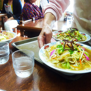 平戸名物「平戸ちゃんぽん」は、スパゲティのような麺が魚介系スープに浸る一品（お食事処もりとう）