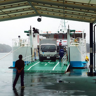 相浦港に到着した「フェリーくろしま」。真新しい船体からクルマや人が次々と降りてくる