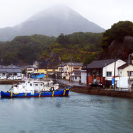 相浦港を発った「フェリーくろしま」。相浦富士とも呼ばれる愛宕山が見えた