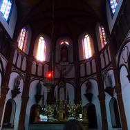 フランス人のマルマン神父が自ら設計し、木材とレンガによる美しい曲線と直線で結ばれた3層構造の黒島天主堂ができあがったのは1902（明治35）年
