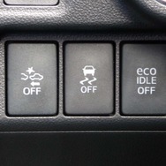 スマートアシストやトラクションコントロール類のスイッチは運転席右下にある