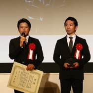 キャップスアソシエーションの成田裕一郎氏（写真左）。映文連アワード表彰式にて。