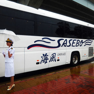 「SASEBOクルーズバス『海風』」では、“のりつっこみ”も惜しみなく披露する地元っ子女子がガイドとして同乗する