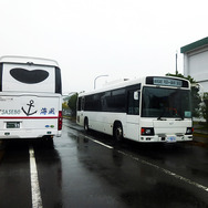 途中、「SASEBOクルーズバス『海風』」は米軍関連の輸送バスともすれ違う