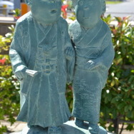 ドラマ、映画にもなった水木しげる・武良布枝夫妻の銅像。