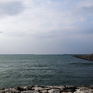 旅客機や戦闘機が飛び交う那覇空港の北で海を見ながらひとやすみ