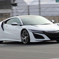 ファンの前で初走行を披露した新『NSX』市販モデル