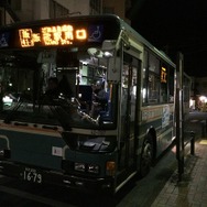 河辺から東青梅まで1駅分を鉄道で移動し、東青梅から飯能駅まで飯41-1系統に乗車。こちらも都県境を走る路線だが、さらに山奥といった様相で、途中には「バス停以外でも乗降できる」というフリー乗降区間も設定されている。所沢～大宮間と同じく、座席数の多い車両が充てられていた。