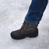 雪国では運転のために靴を履き替えるのも大変だ