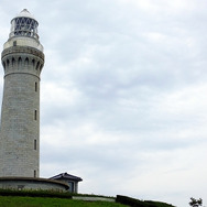角島灯台。灯塔は珍しい「無塗装の総御影石造り」で、日本海側初の洋式灯台として稼働中