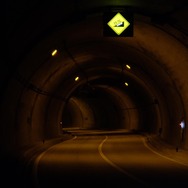 冬季閉鎖時は作業車のみ、まれに通行する。厳寒期はトンネルの照明が非常灯以外すべて落とされるので、懐中電灯必携。
