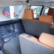 サードシートは二分割で畳め、三点式シートベルトや中央席用ヘッドレストも用意された