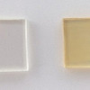耐候性試験　比較写真左：DNP品 透明、写真右：汎用品 黄変