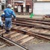 阪堺上町線の保線作業員。廃止された区間の線路に油をさしている